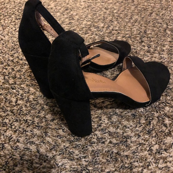 Black strappy heels - Picture 3 of 3